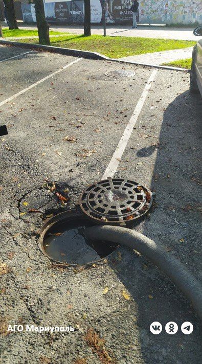В Жовтневом районе Мариуполя дорожники прочистили колодцы ливневой канализации В Жовтневом районе Мариуполя дорожники прочистили колодцы ливневой канализации