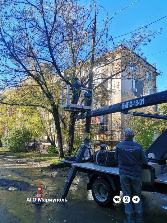 Ко Дню народного единства «Мариупольгорсвет» украшает улицы государственной символикой Ко Дню народного единства «Мариупольгорсвет» украшает улицы государственной символикой