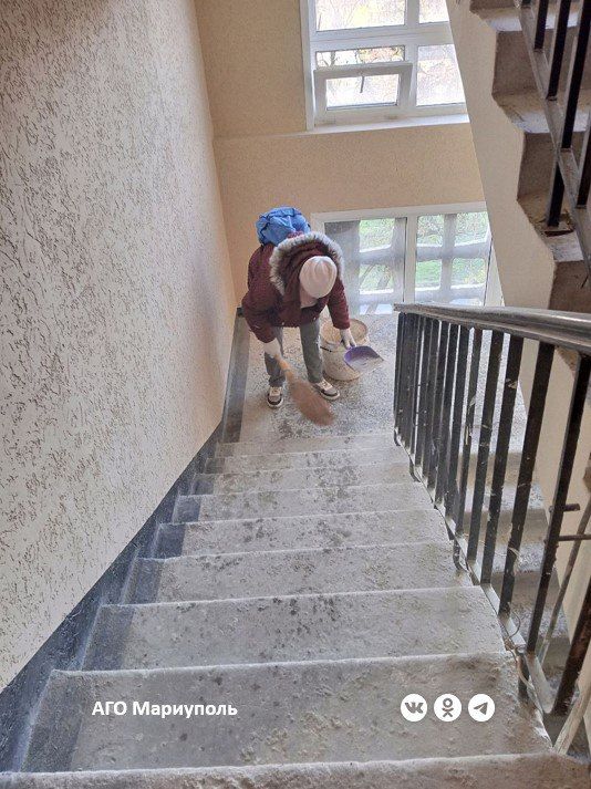 В Мариуполе продолжается уборка придомовых территорий В Мариуполе продолжается уборка придомовых территорий