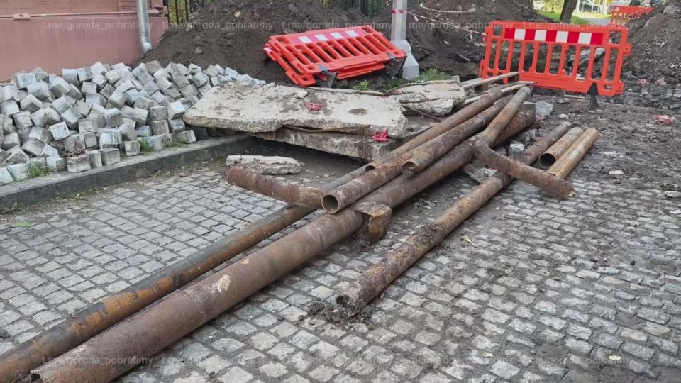В Мариуполе устраняют порыв теплосети у здания Русского драматического театра