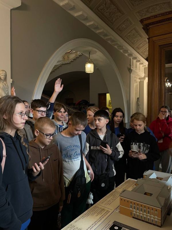 Мариупольские школьники открывают для себя Петербург Мариупольские школьники открывают для себя Петербург