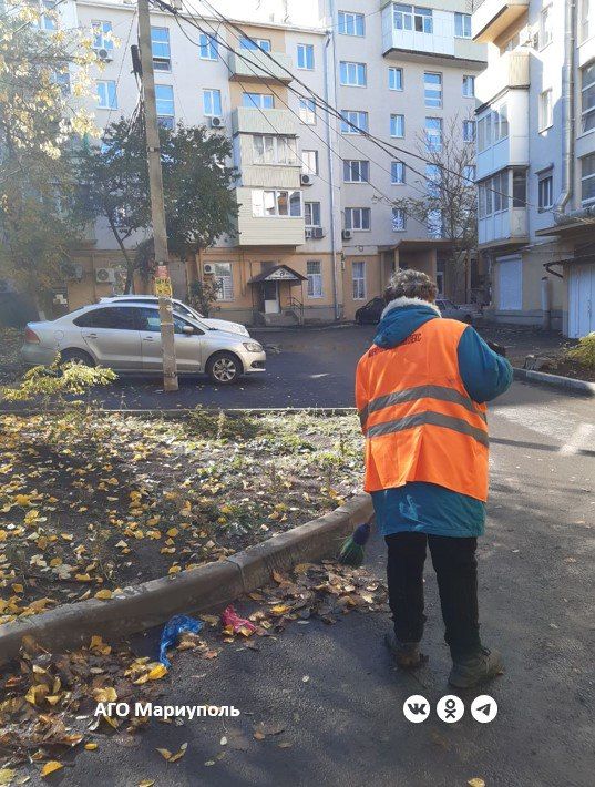 В Мариуполе продолжается уборка придомовых территорий