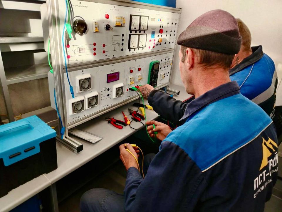 В Мариуполе завершилось обучение электромонтеров по ремонту и обслуживанию электрооборудования 3 разряда В Мариуполе завершилось обучение электромонтеров по ремонту и обслуживанию электрооборудования 3 разряда