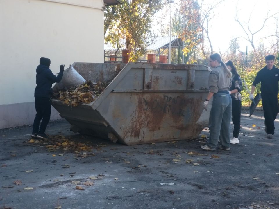Сегодня на территории Ильичевского района города Мариуполь состоялся субботник Сегодня на территории Ильичевского района города Мариуполь состоялся субботник