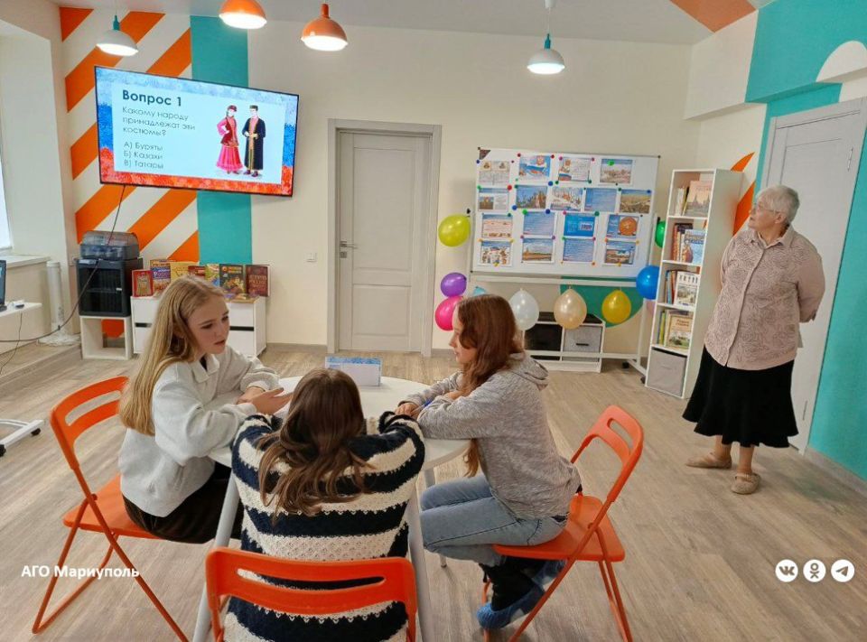 Мариупольские библиотекари продолжают знакомить школьников с историей Дня народного единства Мариупольские библиотекари продолжают знакомить школьников с историей Дня народного единства