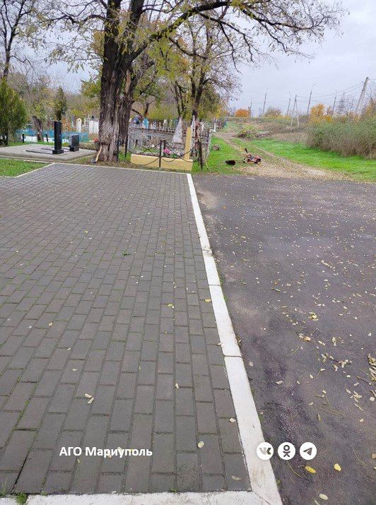 В Мариуполе коммунальщики продолжают сезонные работы по уборке ритуальных мест