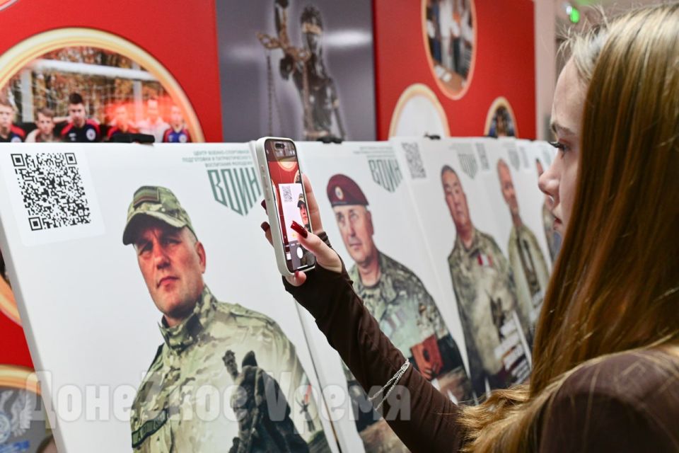 Воспитывают на собственном примере: в Донецке презентовали интерактивный "Зал ВОИНской славы" Воспитывают на собственном примере: в Донецке презентовали интерактивный "Зал ВОИНской славы"