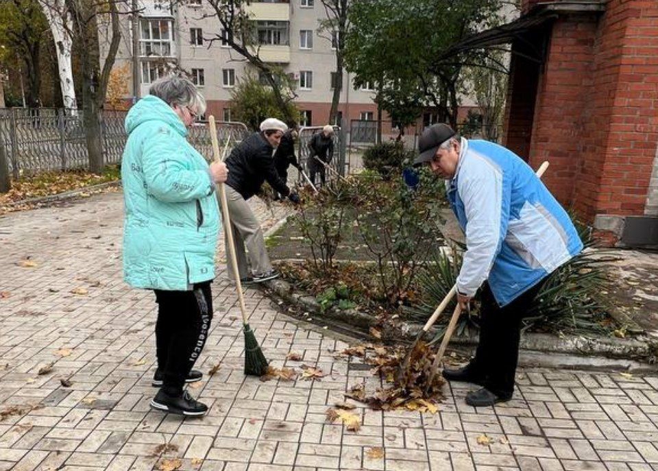 Сегодня сотрудники Управы Приморского района провели субботник на прилегающей территории