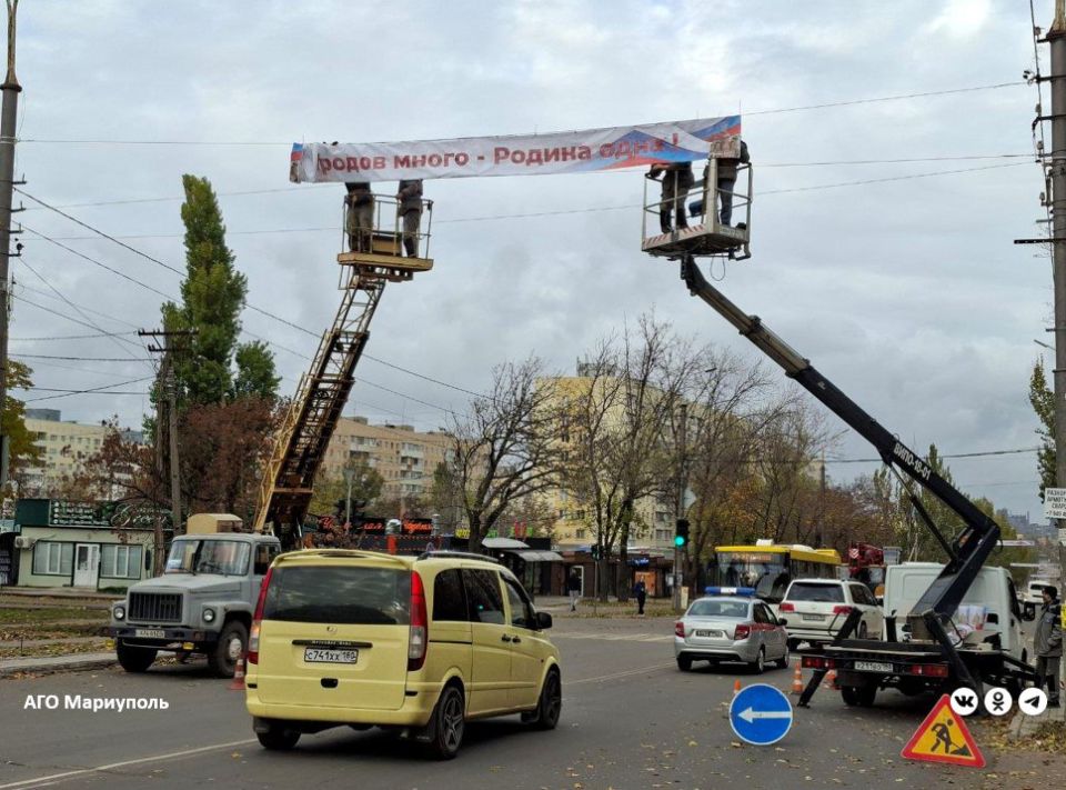 «Мариупольгорсвет» завершает украшение улиц государственной символикой