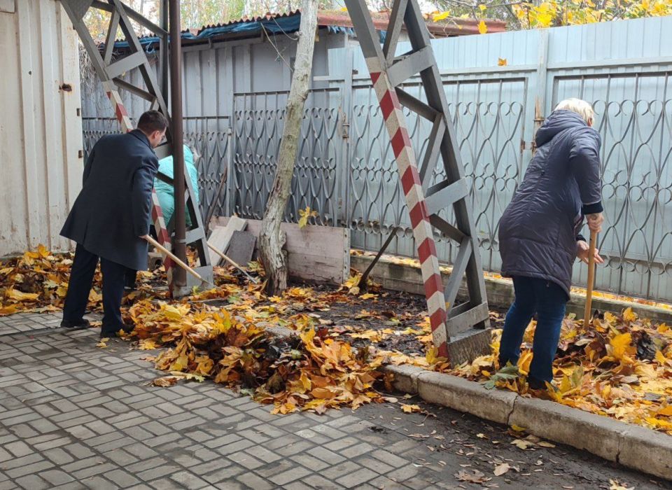 Сегодня сотрудники Управы Приморского района провели субботник на прилегающей территории Сегодня сотрудники Управы Приморского района провели субботник на прилегающей территории