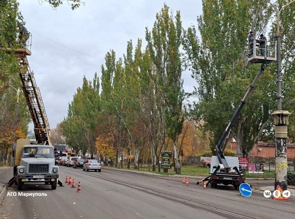 «Мариупольгорсвет» завершает украшение улиц государственной символикой «Мариупольгорсвет» завершает украшение улиц государственной символикой