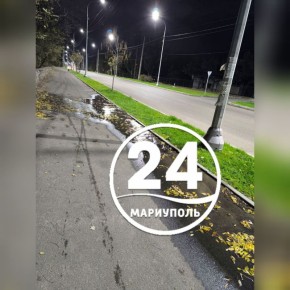 ПИШУТ ЧИТАТЕЛИ. В наш чат-бот Сергей Садов прислал фото, на котором вода течет возле дома № 27 по Приморскому бульвару и написал: "Жалко воду!" в надежде, что коммунальщики оперативно устранят аварию