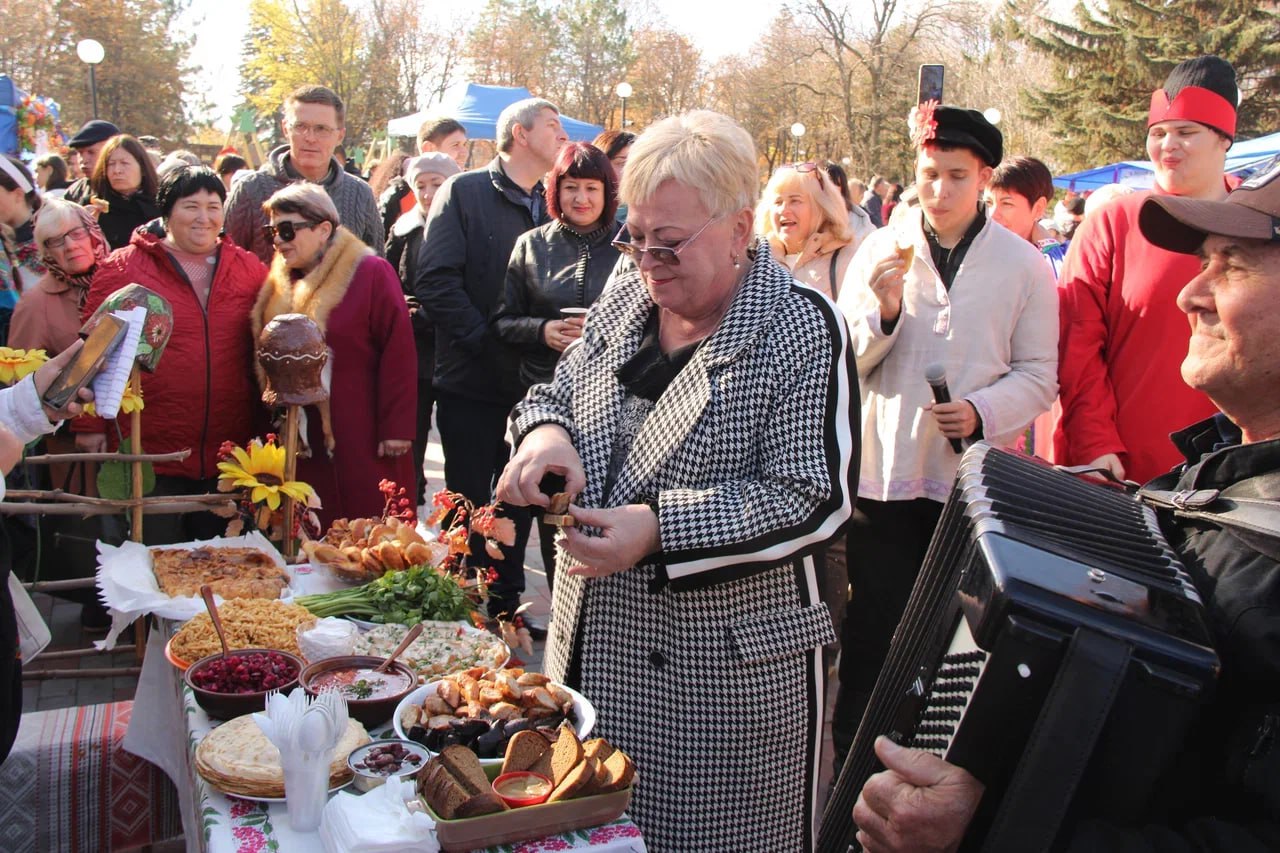 В пгт. Володарское на центральной площади отметили 94-ю годовщину со дня образования Володарского округа и предстоящий День народного единства В пгт. Володарское на центральной площади отметили 94-ю годовщину со дня образования Володарского округа и предстоящий День народного единства