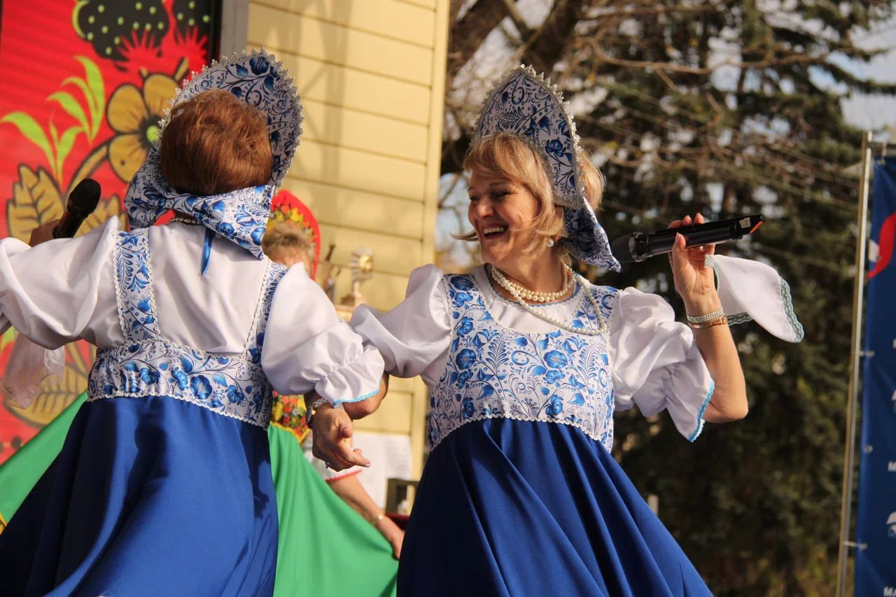 В пгт. Володарское на центральной площади отметили 94-ю годовщину со дня образования Володарского округа и предстоящий День народного единства В пгт. Володарское на центральной площади отметили 94-ю годовщину со дня образования Володарского округа и предстоящий День народного единства