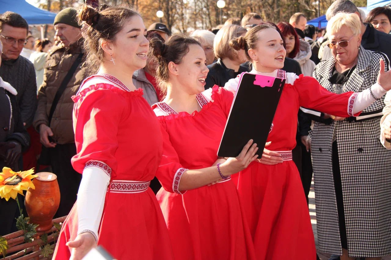 В пгт. Володарское на центральной площади отметили 94-ю годовщину со дня образования Володарского округа и предстоящий День народного единства В пгт. Володарское на центральной площади отметили 94-ю годовщину со дня образования Володарского округа и предстоящий День народного единства