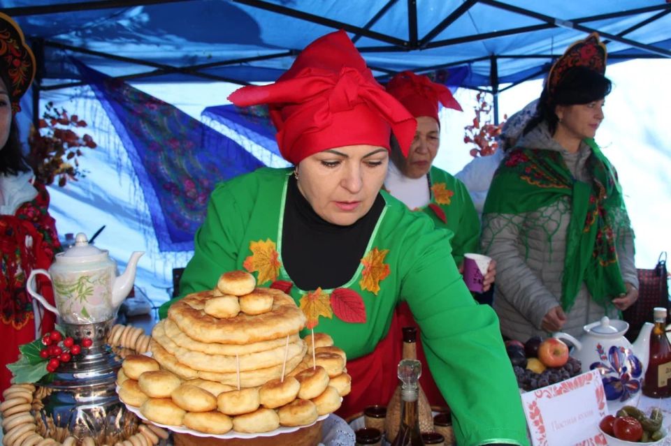 В пгт. Володарское на центральной площади отметили 94-ю годовщину со дня образования Володарского округа и предстоящий День народного единства
