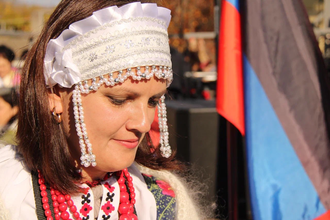 В пгт. Володарское на центральной площади отметили 94-ю годовщину со дня образования Володарского округа и предстоящий День народного единства В пгт. Володарское на центральной площади отметили 94-ю годовщину со дня образования Володарского округа и предстоящий День народного единства