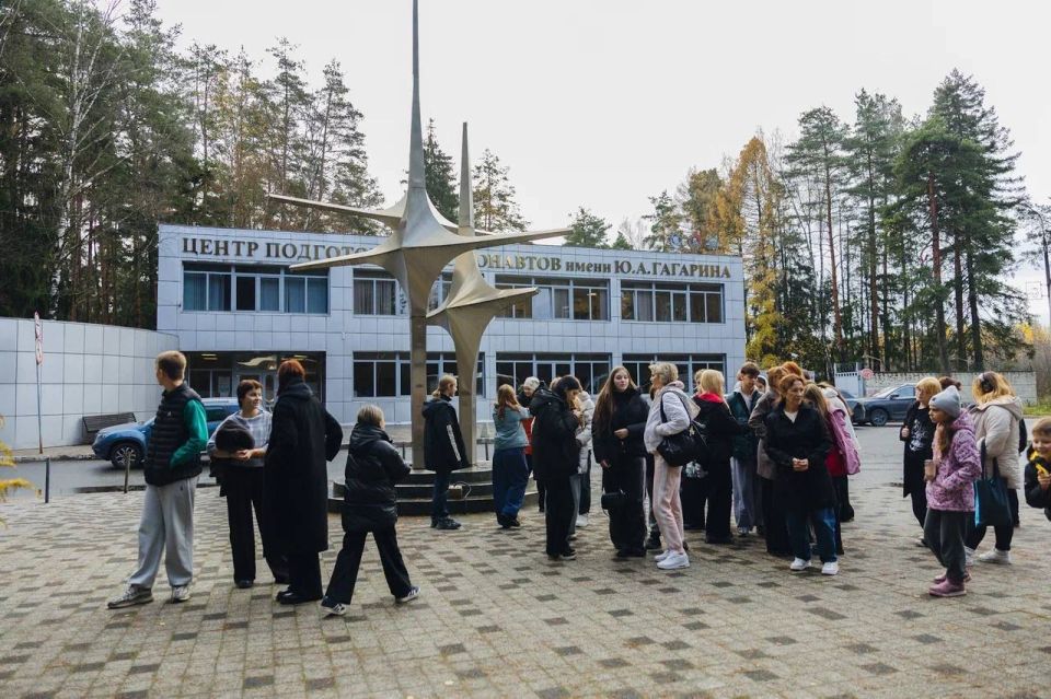 Юные артисты из Мариуполя участники театральной студии «Зеленая лампа» и коллектива «Кантилена» приехали в Подмосковье в Звездный городок! Юные артисты из Мариуполя участники театральной студии «Зеленая лампа» и коллектива «Кантилена» приехали в Подмосковье в Звездный городок!