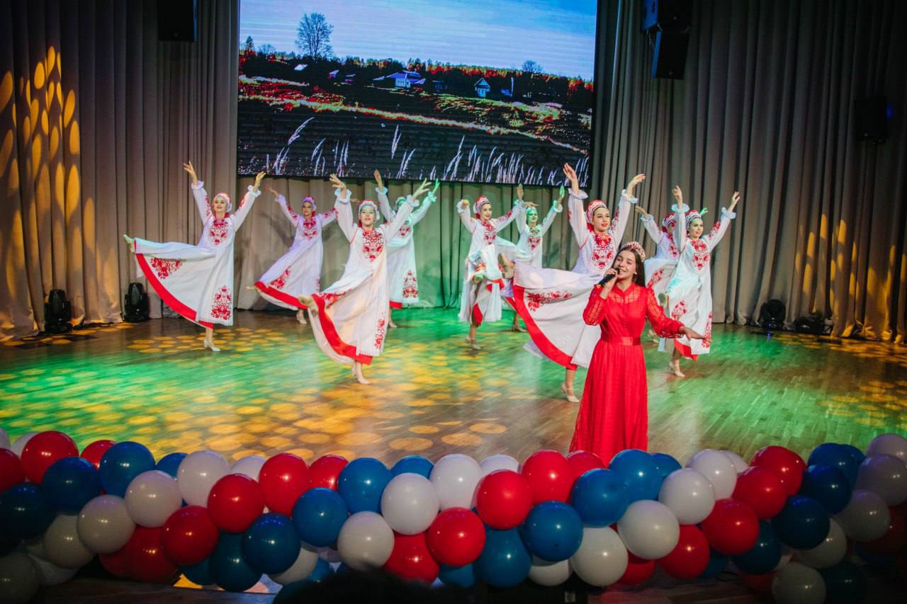 В Мариуполе провели праздничный концерт ко Дню народного единства В Мариуполе провели праздничный концерт ко Дню народного единства