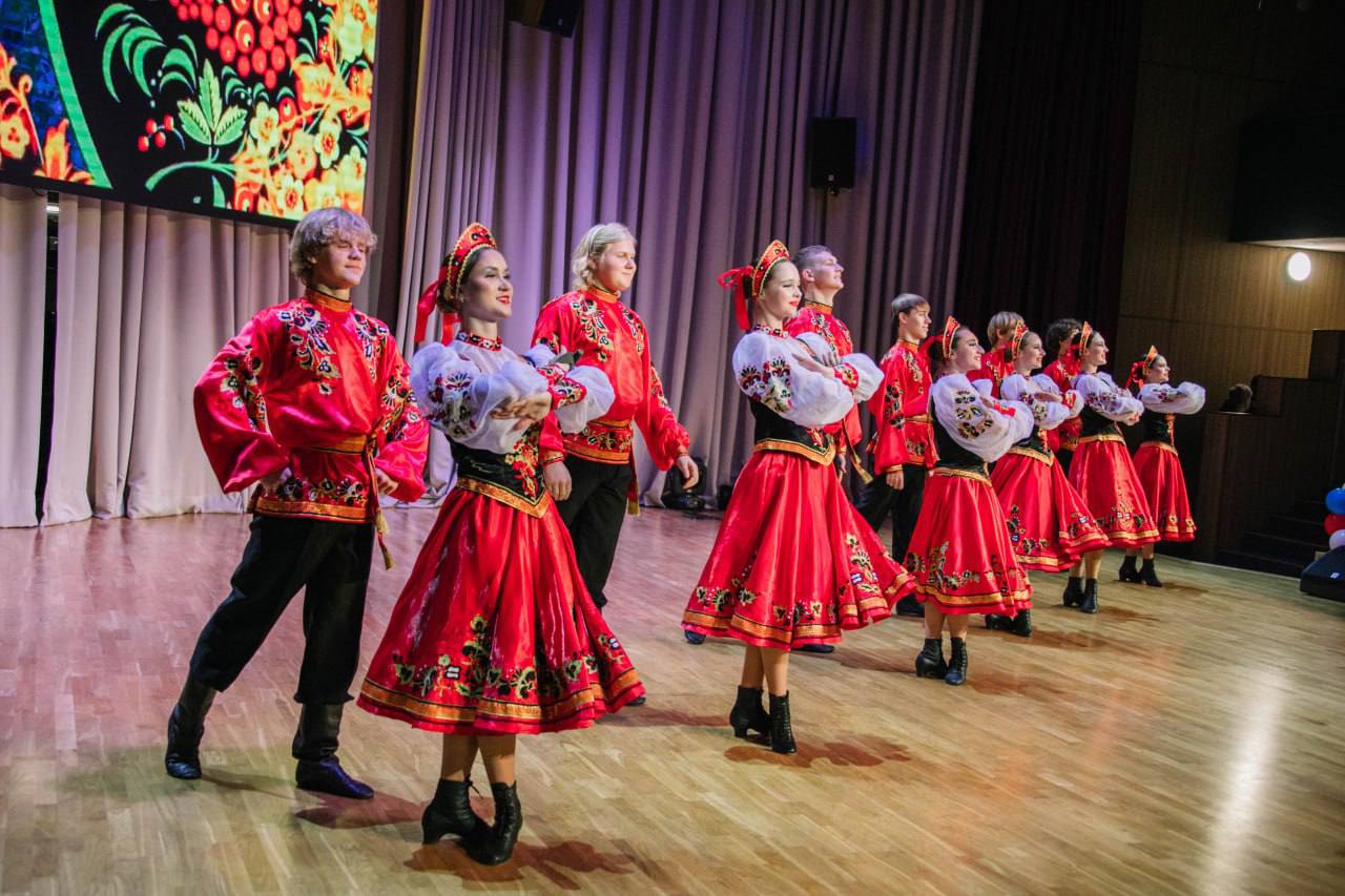 В Мариуполе провели праздничный концерт ко Дню народного единства В Мариуполе провели праздничный концерт ко Дню народного единства