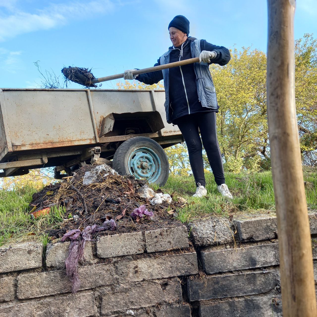 Работы не боится: голова села выезжает на жалобы в составе рабочей бригады