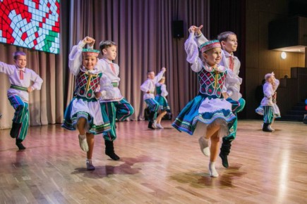 В Мариуполе провели праздничный концерт ко Дню народного единства