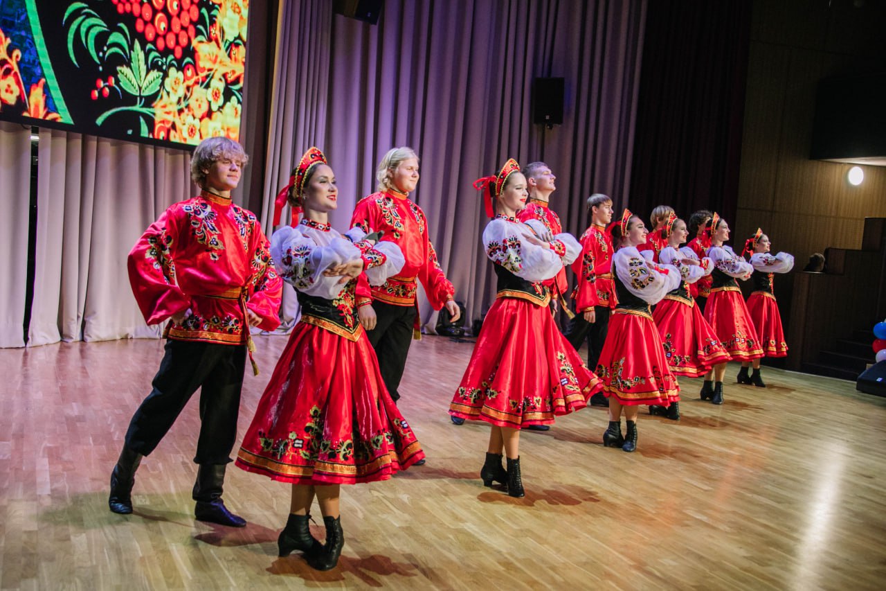 Антон Кольцов: Ко Дню народного единства провели торжественное собрание и праздничный концерт – за добросовестный труд и ответственное отношение к работе отметили сотрудников структурных подразделений Администрации... Антон Кольцов: Ко Дню народного единства провели торжественное собрание и праздничный концерт – за добросовестный труд и ответственное отношение к работе отметили сотрудников структурных подразделений Администрации...