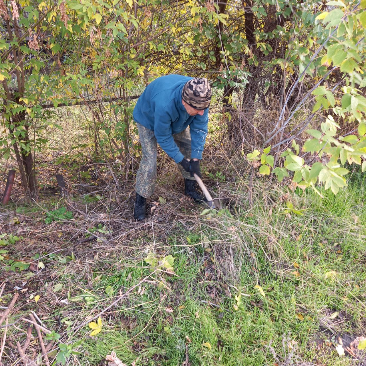 Работы не боится: голова села выезжает на жалобы в составе рабочей бригады Работы не боится: голова села выезжает на жалобы в составе рабочей бригады