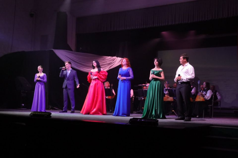 4 ноября 2025 года Мариупольский русский драматический театр провел уникальную культурно-патриотическую акцию — концерт «Мы все потомки Минина с Пожарским…» 4 ноября 2025 года Мариупольский русский драматический театр провел уникальную культурно-патриотическую акцию — концерт «Мы все потомки Минина с Пожарским…»