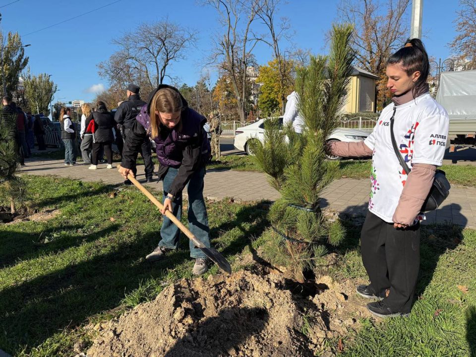 В рамках партийного проекта "ЕДИНОЙ РОССИИ" "Историческая память", активисты Мариупольского местного отделения приняли участие в масштабной эколого-патриотической акции по высадке деревьев " Сад памяти ", которая проходила в... В рамках партийного проекта "ЕДИНОЙ РОССИИ" "Историческая память", активисты Мариупольского местного отделения приняли участие в масштабной эколого-патриотической акции по высадке деревьев " Сад памяти ", которая проходила в...