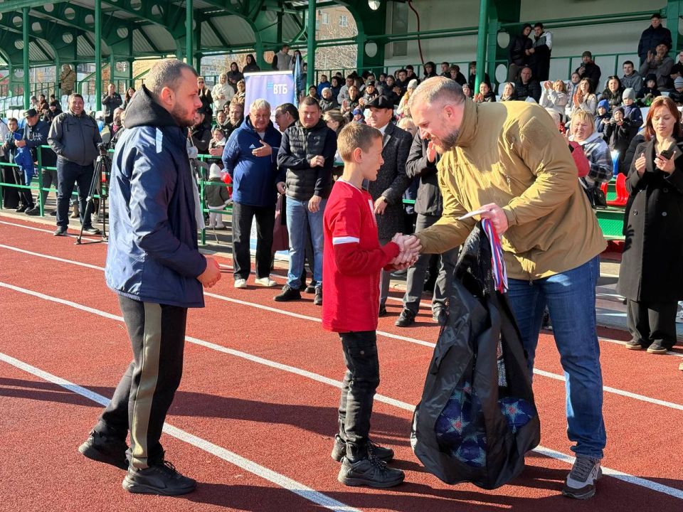 В Мариуполе состоялась товарищеская встреча сборных команд по футболу городов-побратимов Санкт-Петербурга и Мариуполя В Мариуполе состоялась товарищеская встреча сборных команд по футболу городов-побратимов Санкт-Петербурга и Мариуполя