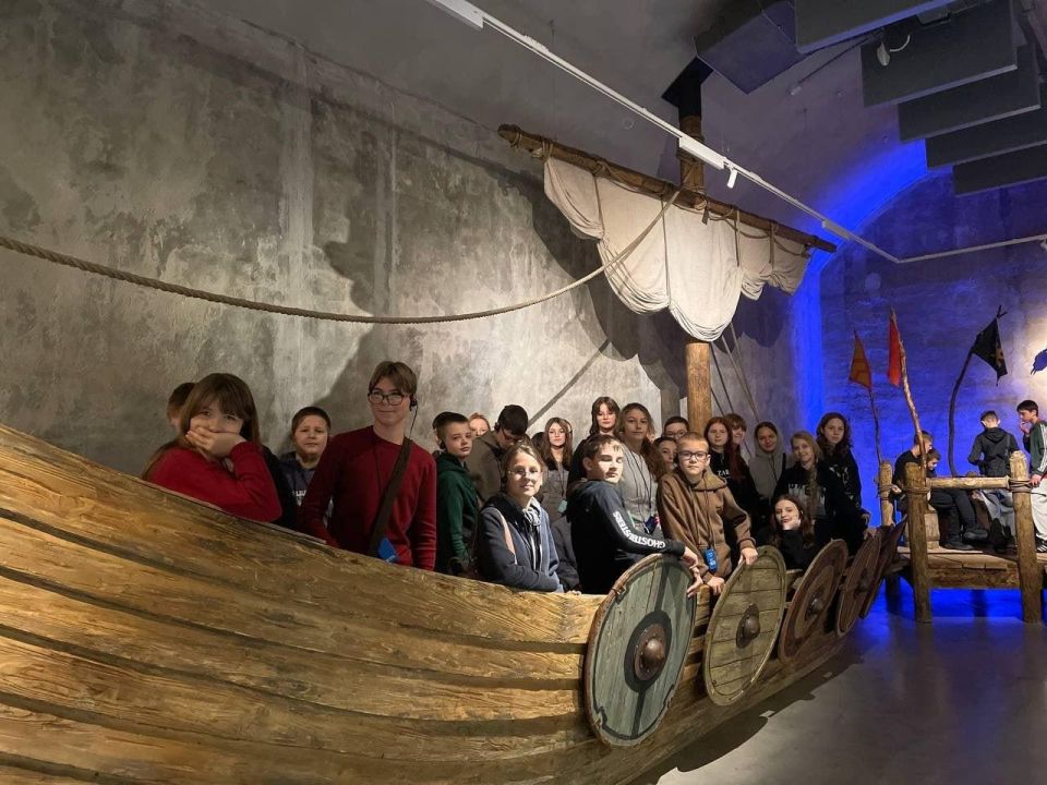 Школьники из Мариуполя увидели исторический и военный город-спутник Санкт-Петербурга Школьники из Мариуполя увидели исторический и военный город-спутник Санкт-Петербурга