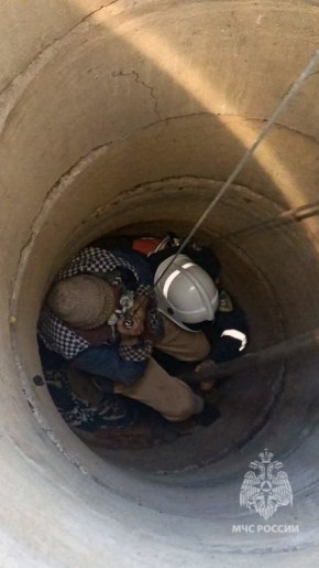 В Мариуполе спасатели вытащили женщину из семиметрового колодца