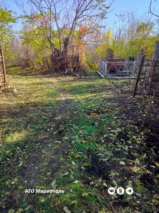 Коммунальщики благоустроили очередное ритуальное место Мариуполя