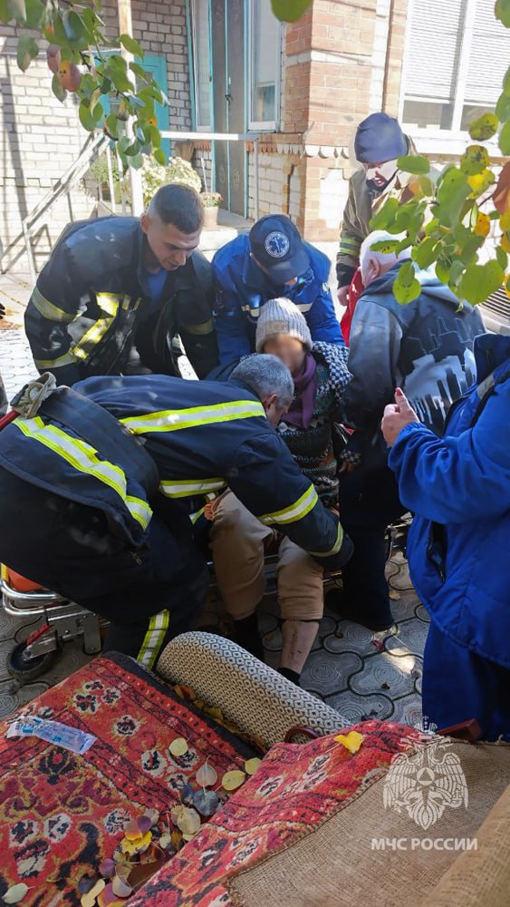 В Мариуполе спасатели вытащили женщину из семиметрового колодца В Мариуполе спасатели вытащили женщину из семиметрового колодца