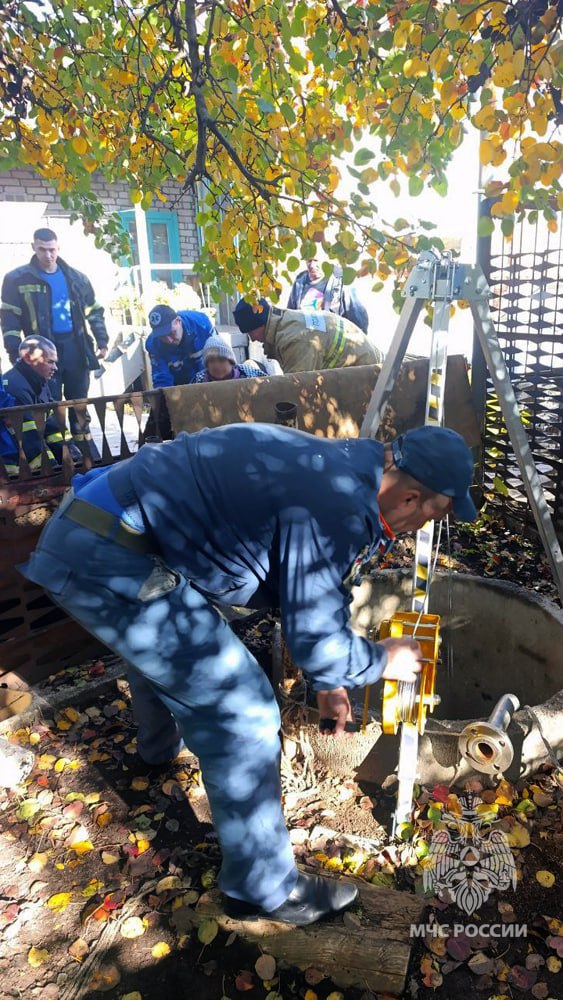 В Мариуполе спасатели вытащили женщину из семиметрового колодца В Мариуполе спасатели вытащили женщину из семиметрового колодца