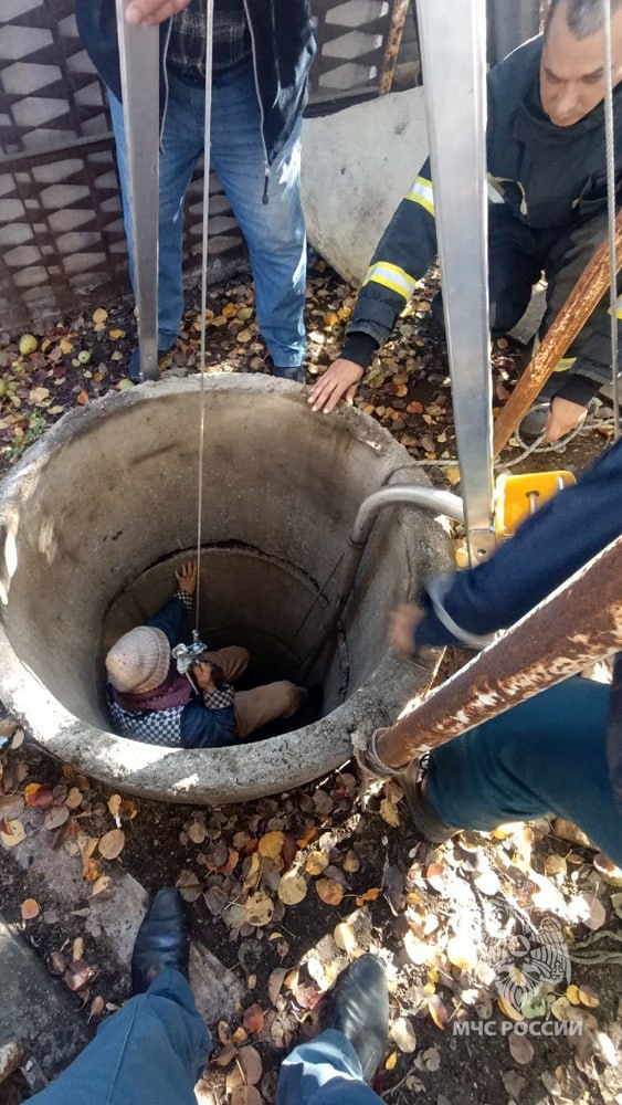 В Мариуполе спасатели вытащили женщину из семиметрового колодца В Мариуполе спасатели вытащили женщину из семиметрового колодца