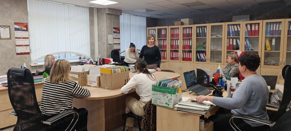 Заместитель руководитель управы Жовтневого внутригородского района города Мариуполя заместитель главы управы Ирина Кондратенко провела рабочую встречу с сотрудниками структурных подразделений