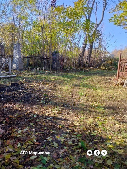 Коммунальщики благоустроили очередное ритуальное место Мариуполя Коммунальщики благоустроили очередное ритуальное место Мариуполя