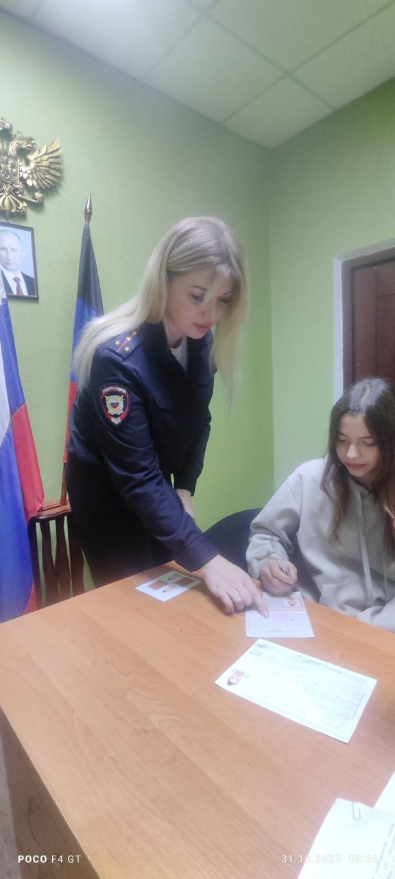 В праздничную дату юные жители Горловки получили первые паспорта