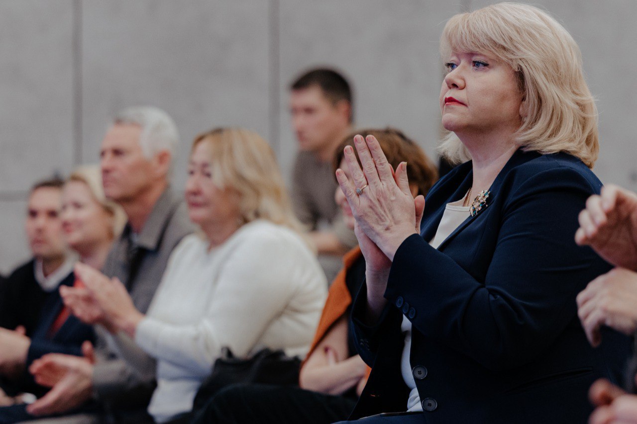 Вице-премьер Ольга Макеева посетила премьеру снятого в Мариуполе и Авдеевке художественного фильма Вице-премьер Ольга Макеева посетила премьеру снятого в Мариуполе и Авдеевке художественного фильма