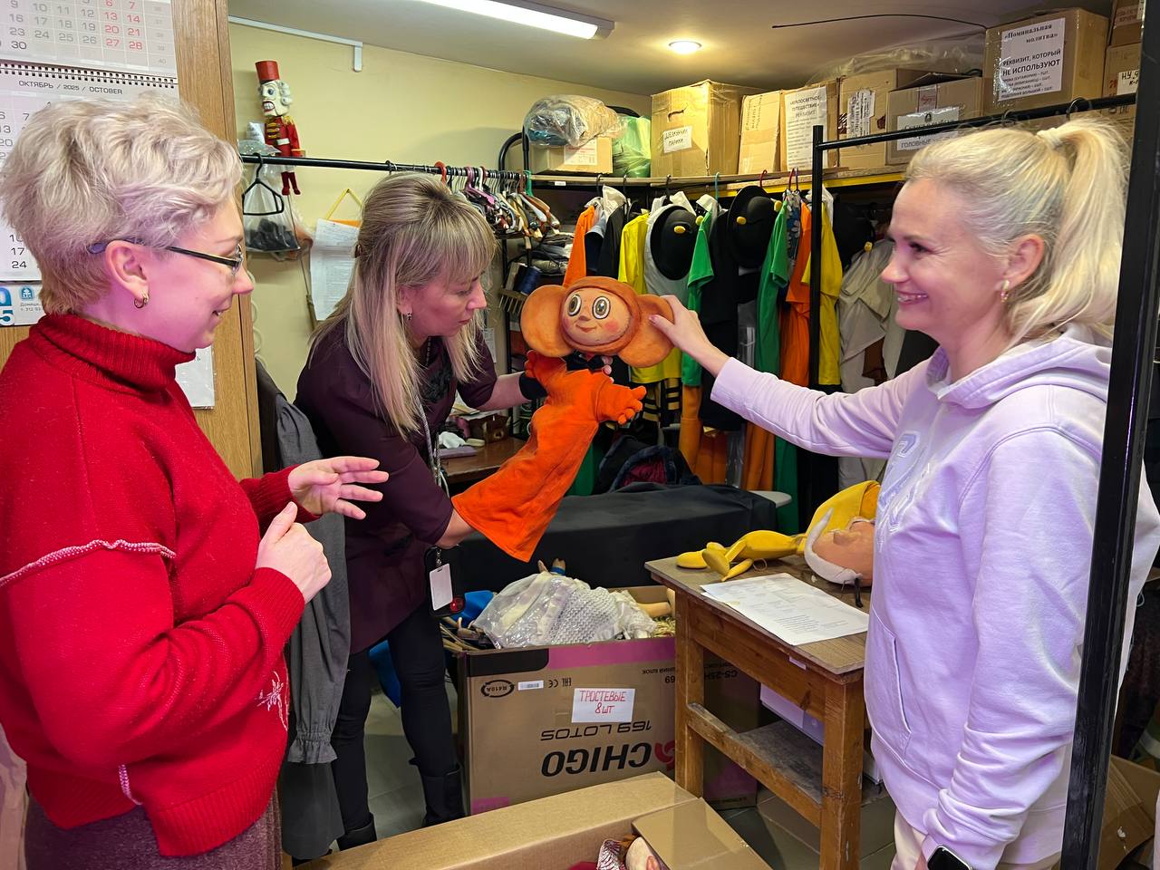 Кукол становится больше!. 5 ноября в Донецком театре кукол прошла встреча с руководителями театральных коллективов, работающих во Дворце культуры «Металлургов» г. Мариуполь Кукол становится больше!. 5 ноября в Донецком театре кукол прошла встреча с руководителями театральных коллективов, работающих во Дворце культуры «Металлургов» г. Мариуполь