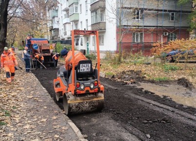 Сотрудники МУП "Мариупольавтодор" осуществляют благоустройство территории Ильичевского района