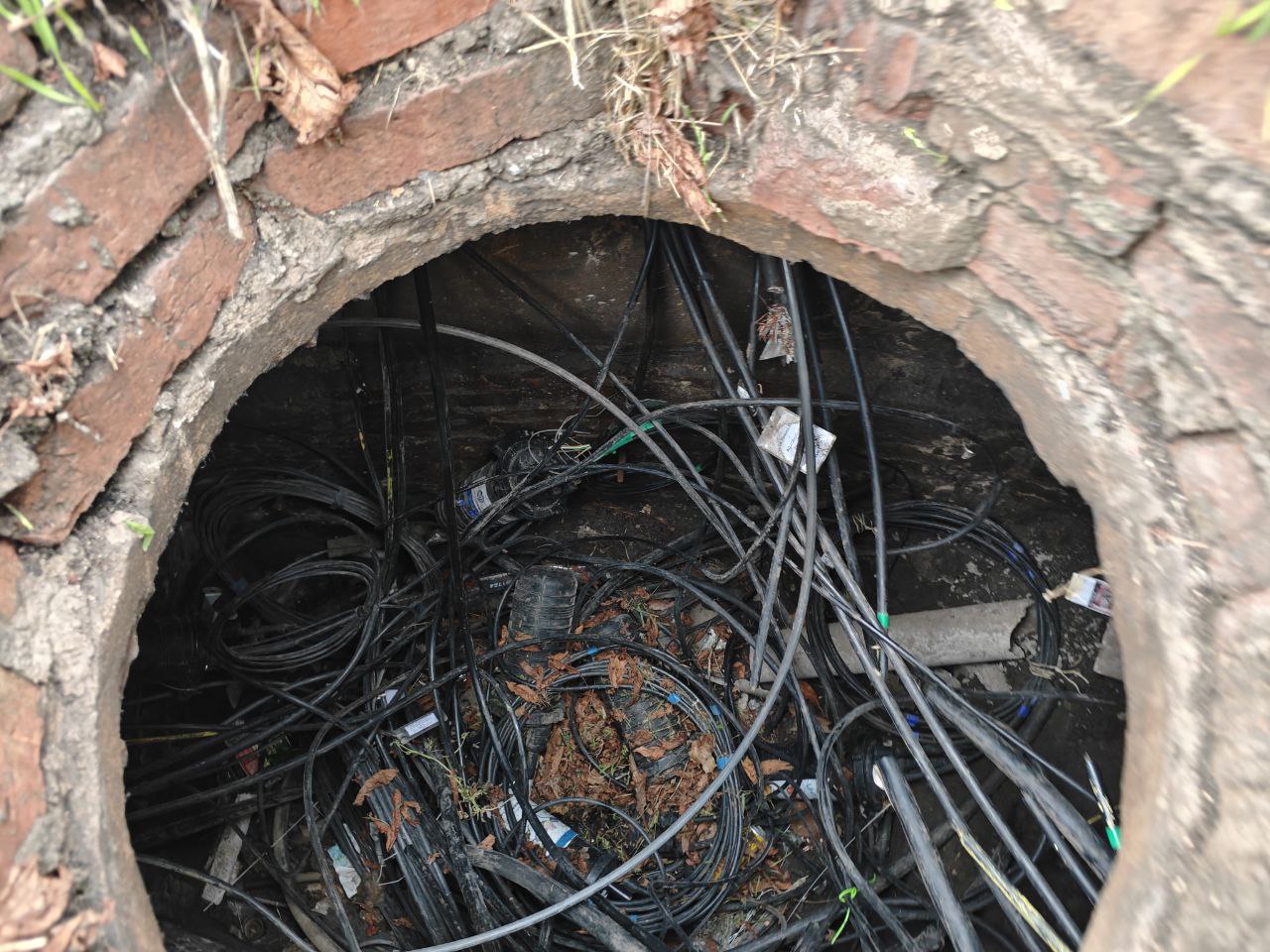 06.11.2025 в 09:58 диспетчерской службой ГУП ДНР «УГЛЕТЕЛЕКОМ» в г. Мариуполь было зафиксировано повреждение магистральной волоконно-оптической линии связи (24 волокна) по адресам: ул. Кленовая балка- ул. Таганрогская 06.11.2025 в 09:58 диспетчерской службой ГУП ДНР «УГЛЕТЕЛЕКОМ» в г. Мариуполь было зафиксировано повреждение магистральной волоконно-оптической линии связи (24 волокна) по адресам: ул. Кленовая балка- ул. Таганрогская