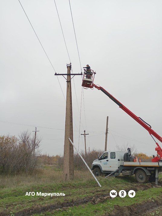 В трех районах Мариуполя энергетики обследовали шкафы управления освещением