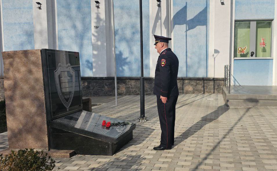 Сотрудники полиции Мариуполя почтили память героев, погибших при исполнении служебного долга Сотрудники полиции Мариуполя почтили память героев, погибших при исполнении служебного долга