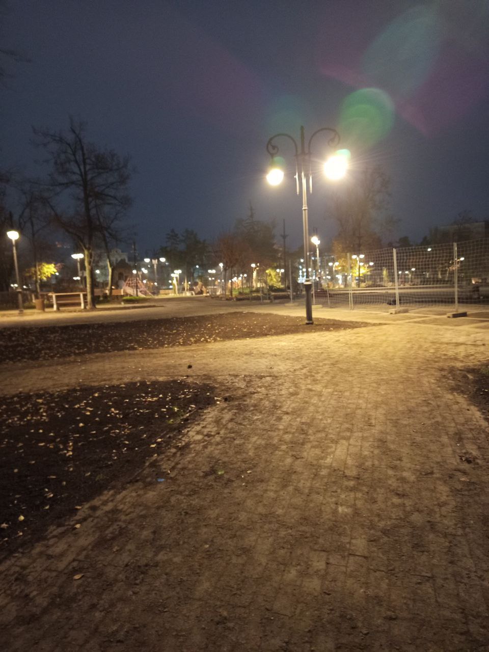 Свет в окнах драматического театра Свет в окнах драматического театра