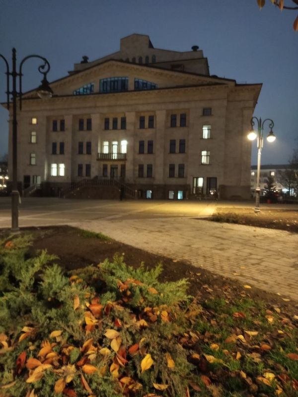 Свет в окнах драматического театра