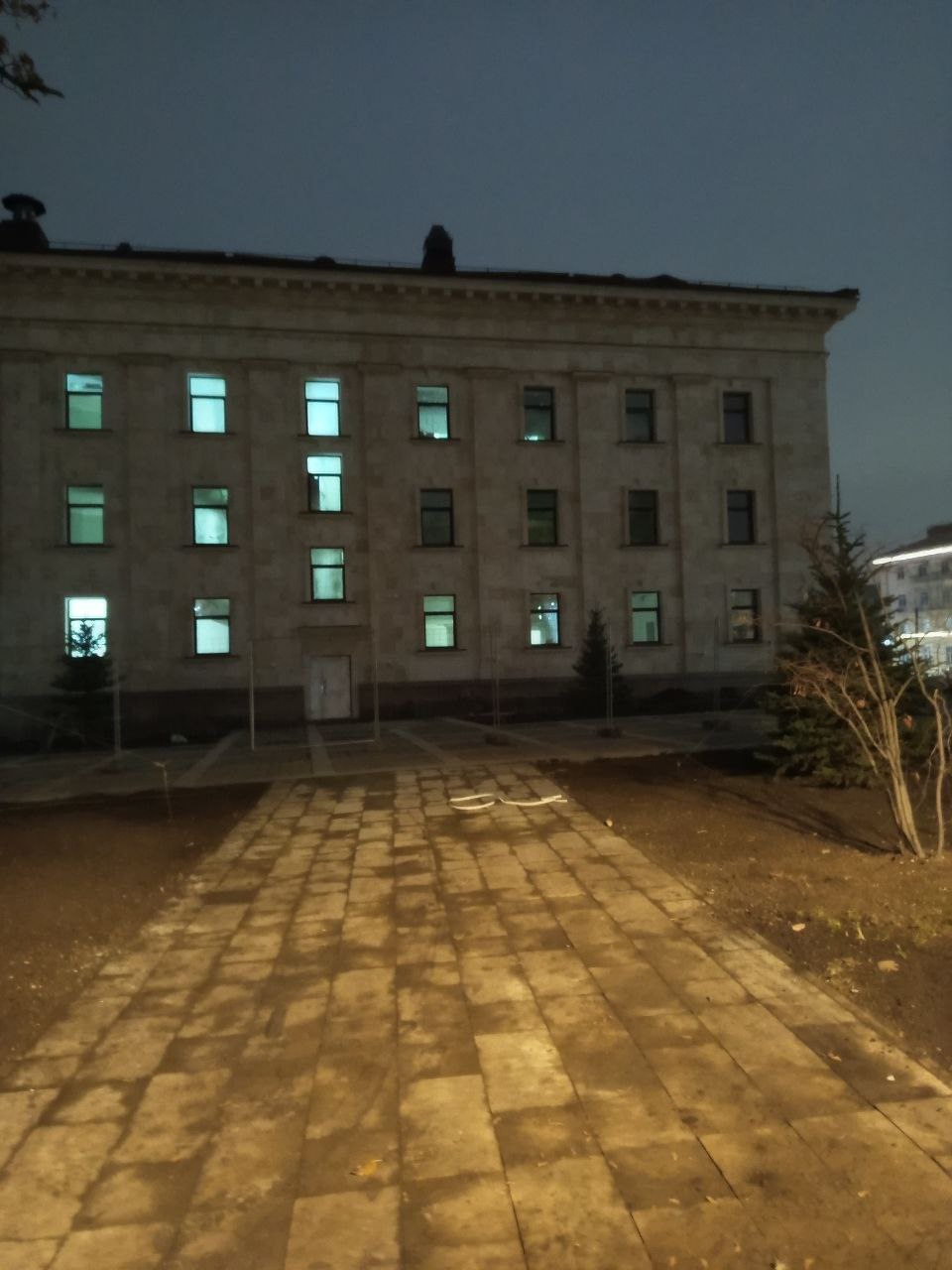 Свет в окнах драматического театра Свет в окнах драматического театра