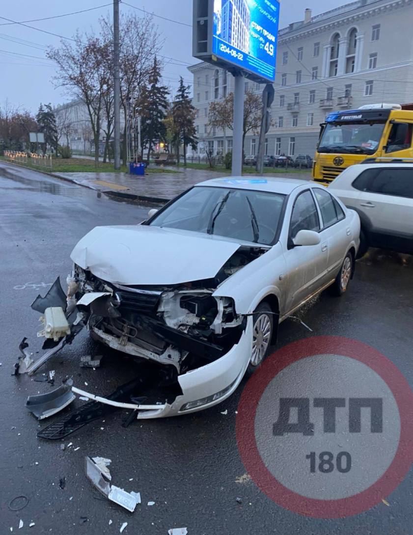 ДТП произошло на пересечении пр. Победы и ул. 50 лет Октября в Мариуполе ДТП произошло на пересечении пр. Победы и ул. 50 лет Октября в Мариуполе